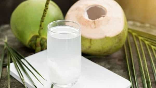 जेव्हा आपल्याला वायरल फीवर(viral fever) आलेला असतो अशावेळी आपल्या शरीरातील पाणी कमी होऊन जाते आणि म्हणूनच अनेकदा आपल्या शरीरामध्ये अशक्तपणा (weakness) जाणवू लागतो अशातच आपल्या शरीराला हायड्रेट(hydrate) ठेवण्यासाठी नारळाचे पाणी सेवन करणे अत्यंत उपयुक्त ठरते.