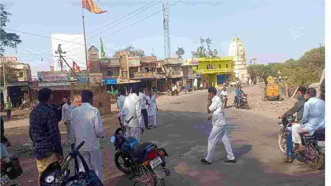 मेरे बाप को मोबाइल पर फोटो भेजता है? तोंडात शिव्या, हातात तलवार, मुख्याध्यापकांवर सपकन्... औरंगाबादमध्ये थरार!