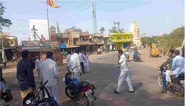 मेरे बाप को मोबाइल पर फोटो भेजता है? तोंडात शिव्या, हातात तलवार, मुख्याध्यापकांवर सपकन्... औरंगाबादमध्ये थरार!