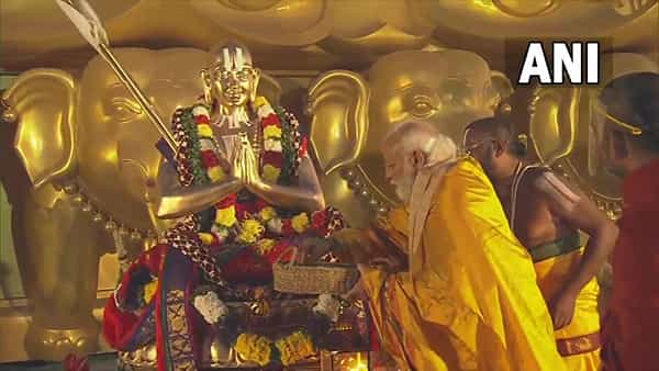 Ramanujacharya Statue Of Equality: पंतप्रधान नरेंद्र मोदी आज हैदराबाद दौऱ्यावर असून सायंकाळी त्यांनी 'स्टॅच्यू ऑफ इक्वॅलिटी' पुतळ्याचे अनावरण केले. 11व्या शतकातील संत रामानुजाचार्य यांच्या स्मरणार्थ ही मूर्ती बनवण्यात आली आहे. संत रामानुजाचार्य यांच्या जन्माच्या 1000 वर्षांच्या स्मरणार्थ 'समानतेचा पुतळा' बांधण्यात आला आहे. या प्रकल्पाची एकूण किंमत सुमारे एक हजार कोटी रुपये आहे. पुतळ्याची उंची 216 फूट आहे. या पुतळ्याचा क्रमांक 9 शी खोलवर संबंध आहे. जर तुम्ही 216 चे अंक जोडले तर 2+1+6 बरोबर 9 होईल. 9 ला पूर्ण संख्या म्हणतात आणि सनातन परंपरेत ही एक शुभ संख्या मानली जाते.