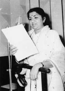 'मेरी आवाजही पहचान है मेरी...' हे लतादिदींचं गाणं म्हणजे त्यांच्या जिवनाचं वर्णन करणारं आहे. लता दिदींची विशेष ओळखही त्यांचा आवाज आहे... आणि त्यांची ही जोवर सूर्य चंद्र आहे तोवर लता मंगेशकर यांची ही ओळख कायम राहिल.