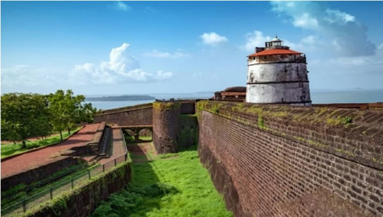 अगुआडा फोर्टः गोव्यातील समुद्राचं वेगळं सौंदर्य तुम्हाला अनुभवायचं असेल तर अगुआडा फोर्टला तुम्ही भेट द्या. गोवा राज्याची राजधानी पणजी पासून अगदी 18 किलोमीटरवर हे ठिकाण आहे.