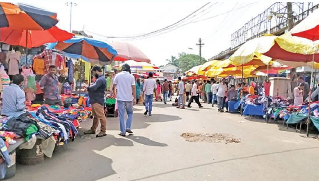 म्हापसा मार्केटः जोडीदाराला शॉपिंग करायची हौस असेल तर आधी म्हापसा मार्केट घेऊन जा. असं म्हटले जाते की गोवा ट्रीप ही म्हापसा मार्केटला गेल्याशिवाय पूर्ण होत नाही. गोव्यातील अनेक प्रसिद्ध वस्तू या बाजारात तुम्हाला मिळणार.