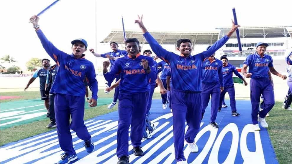 भारताचा युवा संघ पुन्हा एकदा अंडर 19 क्रिकेटमध्ये (ICC under 19 world cup) वर्ल्ड चॅम्पियन बनला आहे. अँटिंग्वाच्या सर व्हिव्हियन रिचर्ड्स स्टेडियमवर झालेल्या अंतिम सामन्यात यश धुलच्य़ा (Yash dhull) नेतृत्वाखाली खेळणाऱ्या अंडर 19 टीमने इंग्लंडचा चार विकेट आणि 14 चेंडू राखून पराभव केला. . इंग्लंडने भारतासमोर विजयासाठी 190 धावांचं लक्ष्य ठेवलं होतं. भारताच्या युवा टीमने कुठलाही धोका न पत्करता संयमाने फलंदाजी करत हे लक्ष्य पार केलं. सामन्यात एकवेळ भारताची चार बाद 97 अशी स्थिती होती. त्यावेळी ऑलराऊंडर निशांत सिंधू (Nishant sindhu - 50) आणि राज बावाने (35) पाचव्या विकेटसाठी 67 धावांची महत्त्वाची भागीदारी केली. या सामन्याचा नायक ठरला तो राज बावा. पाच विकेट आणि 35 धावा अशी अष्टपैलू कामगिरी त्याने केली.