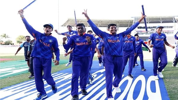 भारताचा युवा संघ पुन्हा एकदा अंडर 19 क्रिकेटमध्ये (ICC under 19 world cup) वर्ल्ड चॅम्पियन बनला आहे. अँटिंग्वाच्या सर व्हिव्हियन रिचर्ड्स स्टेडियमवर झालेल्या अंतिम सामन्यात यश धुलच्य़ा (Yash dhull) नेतृत्वाखाली खेळणाऱ्या अंडर 19 टीमने इंग्लंडचा चार विकेट आणि 14 चेंडू राखून पराभव केला. . इंग्लंडने भारतासमोर विजयासाठी 190 धावांचं लक्ष्य ठेवलं होतं. भारताच्या युवा टीमने कुठलाही धोका न पत्करता संयमाने फलंदाजी करत हे लक्ष्य पार केलं. सामन्यात एकवेळ भारताची चार बाद 97 अशी स्थिती होती. त्यावेळी ऑलराऊंडर निशांत सिंधू (Nishant sindhu - 50) आणि राज बावाने (35) पाचव्या विकेटसाठी 67 धावांची महत्त्वाची भागीदारी केली. या सामन्याचा नायक ठरला तो राज बावा. पाच विकेट आणि 35 धावा अशी अष्टपैलू कामगिरी त्याने केली.