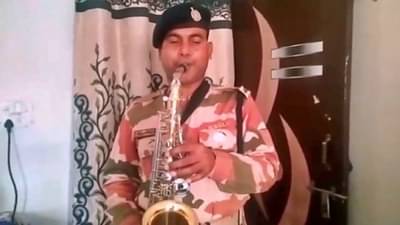 #LataMangeshkar : ऐ मेरे वतन के लोगों… ITBP कॉन्स्टेबलनं लता मंगेशकर यांना वाहिली श्रद्धांजली, पाहा Video