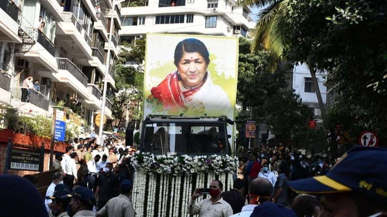 Lata Mangeshkar Funeral Pics अंत्ययात्रेत जनसागर उसळला! अखेरचा निरोप