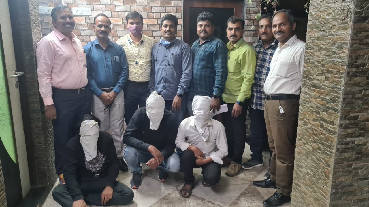 Dombivali Attack : डोंबिवलीतील पत्रकार हल्ला प्रकरणी चार जणांना अटक, म्होरक्याचा पोलिसांकडून शोध सुरु Dombivali Attack : डोंबिवलीतील पत्रकार हल्ला प्रकरणी चार जणांना अटक, म्होरक्याचा पोलिसांकडून शोध सुरु