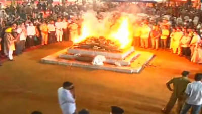 Rip Lata Mangeshkar : अखेरचा हा तुला दंडवत... लाडक्या गान सम्राज्ञीला अखेरचा निरोप; पंतप्रधान नरेंद्र मोदींसह नेते, सेलिब्रिटींची अंत्यसंस्काराला हजेरी