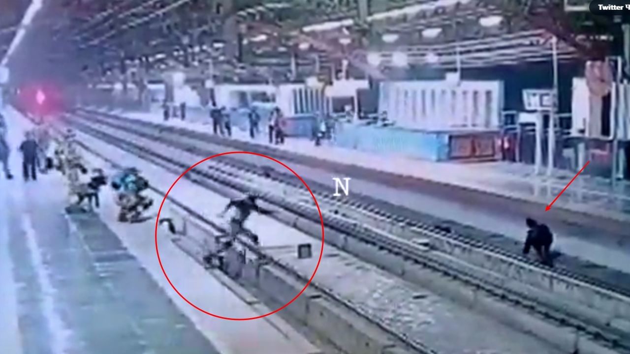 Viral : Metro रेल्वेच्या प्लॅटफॉर्मवरून जाताना मोबाइलमध्ये व्यस्त होता प्रवासी, अचानक पाय घसरतो आणि..., CISFनं शेअर केला Video