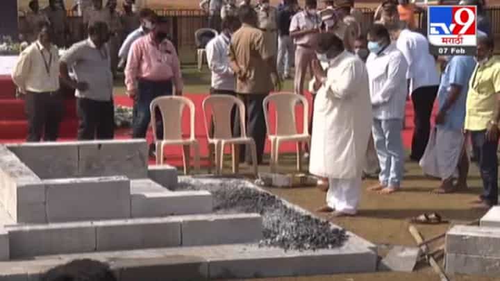 लता दीदींच्या अस्थी घेऊन जाण्यासाठी आदीनाथ मंगेशकर यांच्यासह इतर कुटुंबीय शिवाजी पार्क वर दाखल लता दीदींच्या अस्थी घेऊन जाण्यासाठी आदीनाथ मंगेशकर यांच्यासह इतर कुटुंबीय शिवाजी पार्क वर दाखल