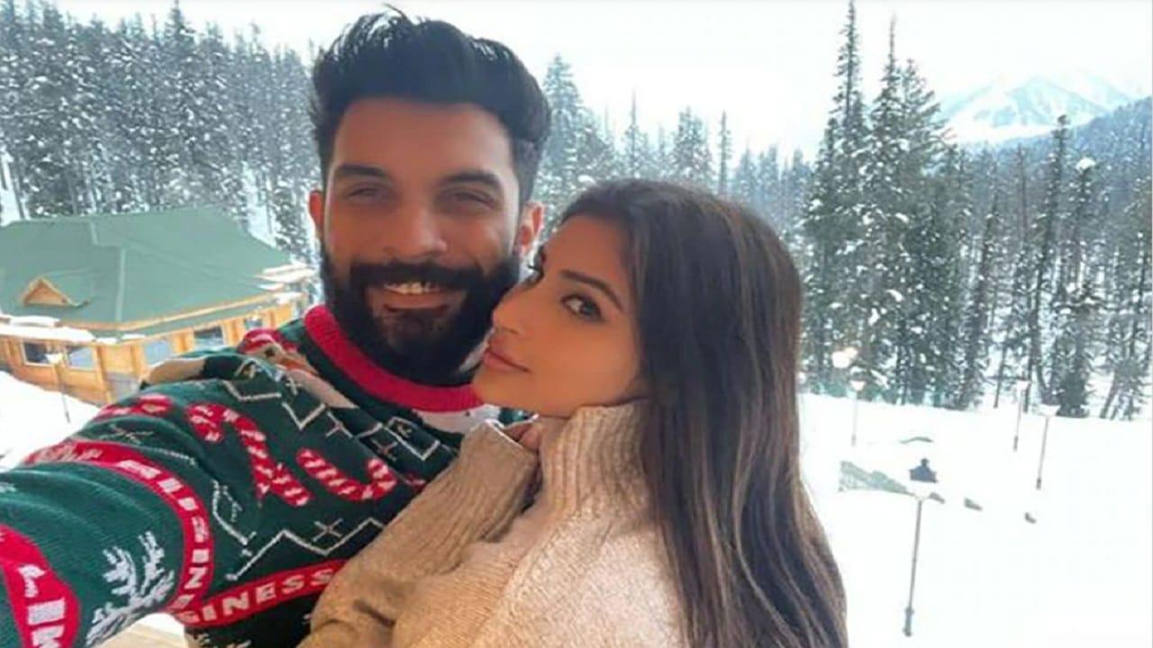 मौनी रॉय सध्या तिच्या आयुष्यातील चांगला वेळ मजेत घालवताना दिसत आहे, प्रियकर सुरज नांबियारसोबत लग्न केल्यापासून मौनी रॉयने हनिमूनसाठी काश्मीरची निवड केली आहे. काश्मीरमधील अनेक फोटो तिने चाहत्यांसाठी शेअर केले आहेत.