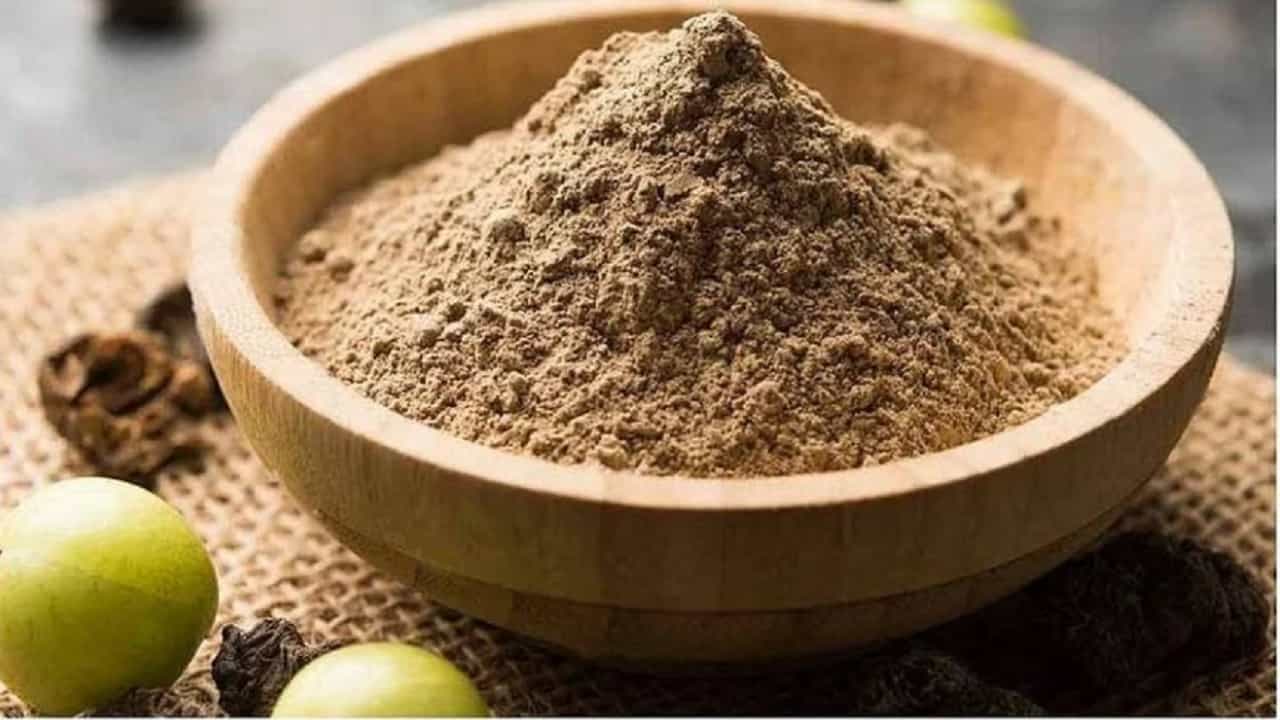 आवळा केवळ आरोग्यासाठीच नाही तर आपल्या त्वचेसाठी आणि केसांसाठी अत्यंत फायदेशीर आहे. आवळ्यामध्ये व्हिटॅमिन सी मुबलक प्रमाणात असते. व्हिटॅमिन सी त्वचेसाठी अनेक प्रकारे आरोग्यदायी आहे. याच्या मदतीने त्वचेवरील काळे डाग, लालसरपणा आणि सुरकुत्या कमी होऊ शकतात. तसेच ते त्वचेला मॉइश्चरायझ करते. विशेष म्हणजे आपण घरच्या-घरी आवळ्याचा फेसपॅक तयार करू शकतो.