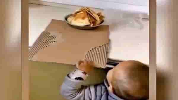 funny video viral : टेबलावर ठेवलेल्या प्लेटपर्यंत हात पोहोचत नव्हता, मग चिमुकल्यानं असं लावलं डोकं