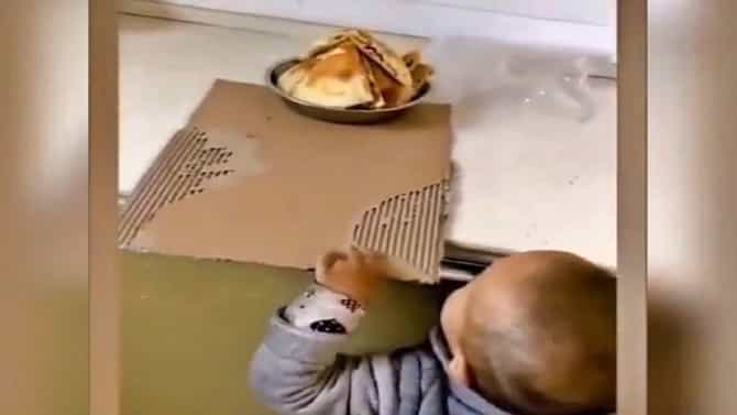 funny video viral : टेबलावर ठेवलेल्या प्लेटपर्यंत हात पोहोचत नव्हता, मग चिमुकल्यानं असं लावलं डोकं