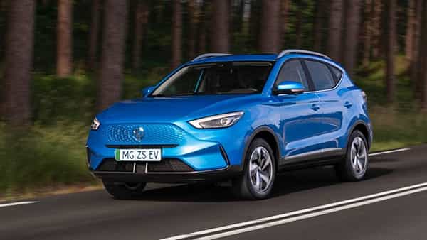2022 MG ZS EV एकदम नवीन लुकसह सादर करण्यात आली आहे. या कारचं फ्रंट डिझाईन जुन्या मॉडेलच्या तुलनेत खूपच वेगळं आहे. सोबतच बॅक पॅनल प्रोफाइलमध्येदेखील बदल करण्यात आला आहे.