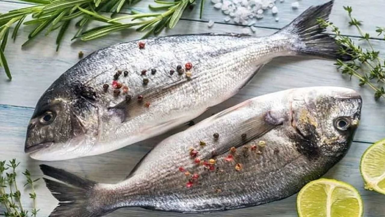 मासे खाणे डोळ्यांसाठी अत्यंत फायदेशीर आहे. डोळे निरोगी ठेवण्यासाठी तुम्ही मासे खाऊ शकता. यामध्ये असलेले ओमेगा-3 फॅटी अॅसिड डोळ्यांसाठी खूप फायदेशीर आहे. याचे सेवन केल्याने डोळ्यांच्या कोरडेपणाची समस्या होत नाही.
