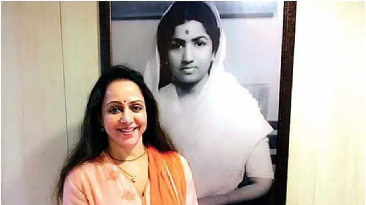अभिनेत्री हेमा मालिनी यांनी लता मंगेशकर यांच्यासोबतचे फोटो सोशल मीडियावर शेअर करुन भावूक पोस्ट केली आहे. त्यांनी लतादीदींचे निधन झाला तो द6 फेब्रुवारी हा दिवस काळा दिन असल्याचे म्हटले आहे.