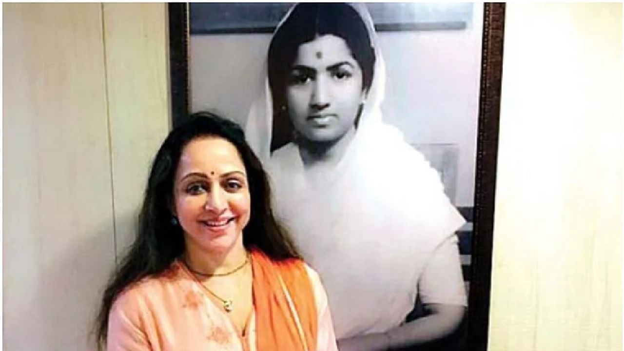 अभिनेत्री हेमा मालिनी यांनी लता मंगेशकर यांच्यासोबतचे फोटो सोशल मीडियावर शेअर करुन भावूक पोस्ट केली आहे. त्यांनी लतादीदींचे निधन झाला तो द6 फेब्रुवारी हा दिवस काळा दिन असल्याचे म्हटले आहे.