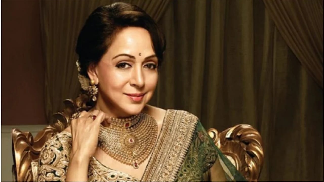 हेमा मालिनी सध्या आपल्या राजकारणात बिझी आहेत, कित्येक वर्षे त्या आता चित्रपटापासून लांब राहिल्या आहेत.