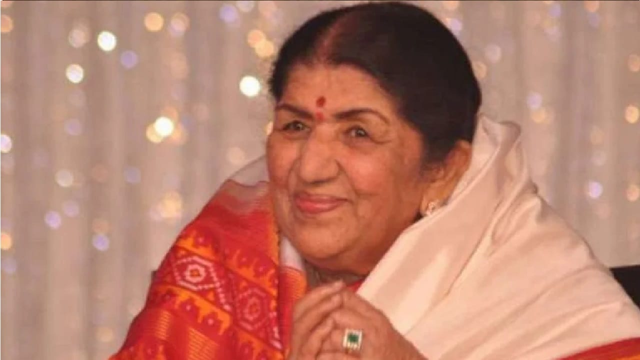 अभिनेत्री हेमा मालिनी यांनी लता मंगेशकर यांच्यासोबतचे फोटो सोशल मीडियावर शेअर करुन भावूक पोस्ट केली आहे. त्यांनी लतादीदींचे निधन झाला तो द6 फेब्रुवारी हा दिवस काळा दिन असल्याचे म्हटले आहे.