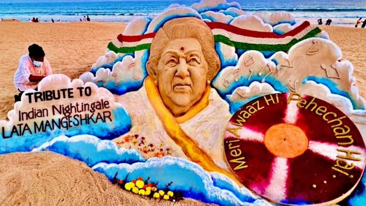 Tribute to Lata Mangeshkar : वाळूतून शिल्प साकारत लता मंगेशकर यांना अनोखी श्रद्धांजली, पाहा Video