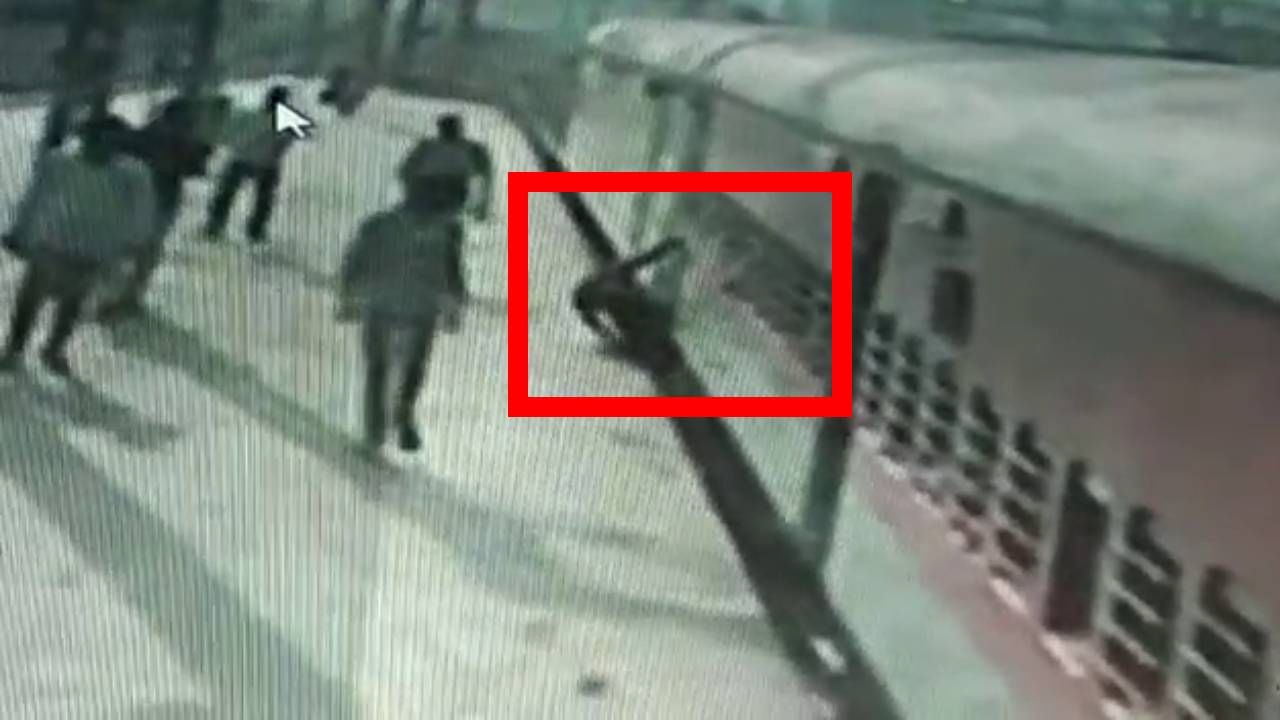 Video | 'गाडी के पायदान' आणि फलाटामधील अंतरावर लक्ष द्या! लक्ष न देण्याऱ्यांचं काय होतं? बघा CCTV