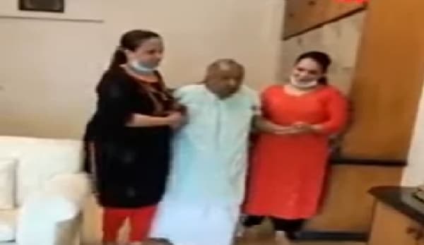 VIDEO:अखरेचा हा तुला दंडवत व्हिडिओ व्हायरल,अखरेचा व्हिडिओ असल्याचा नेटिझन्सचा दावा
