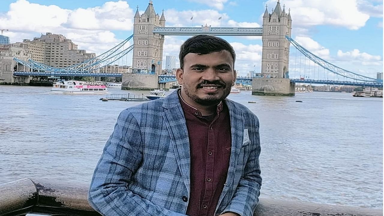 शेतकऱ्याचं लेकरु जागतिक कीर्तीच्या फोर्ब्स मासिकात झळकलं, बुलडाण्याच्या राजू केंद्रेची मोठी झेप शेतकऱ्याचं लेकरु जागतिक कीर्तीच्या फोर्ब्स मासिकात झळकलं, बुलडाण्याच्या राजू केंद्रेची मोठी झेप