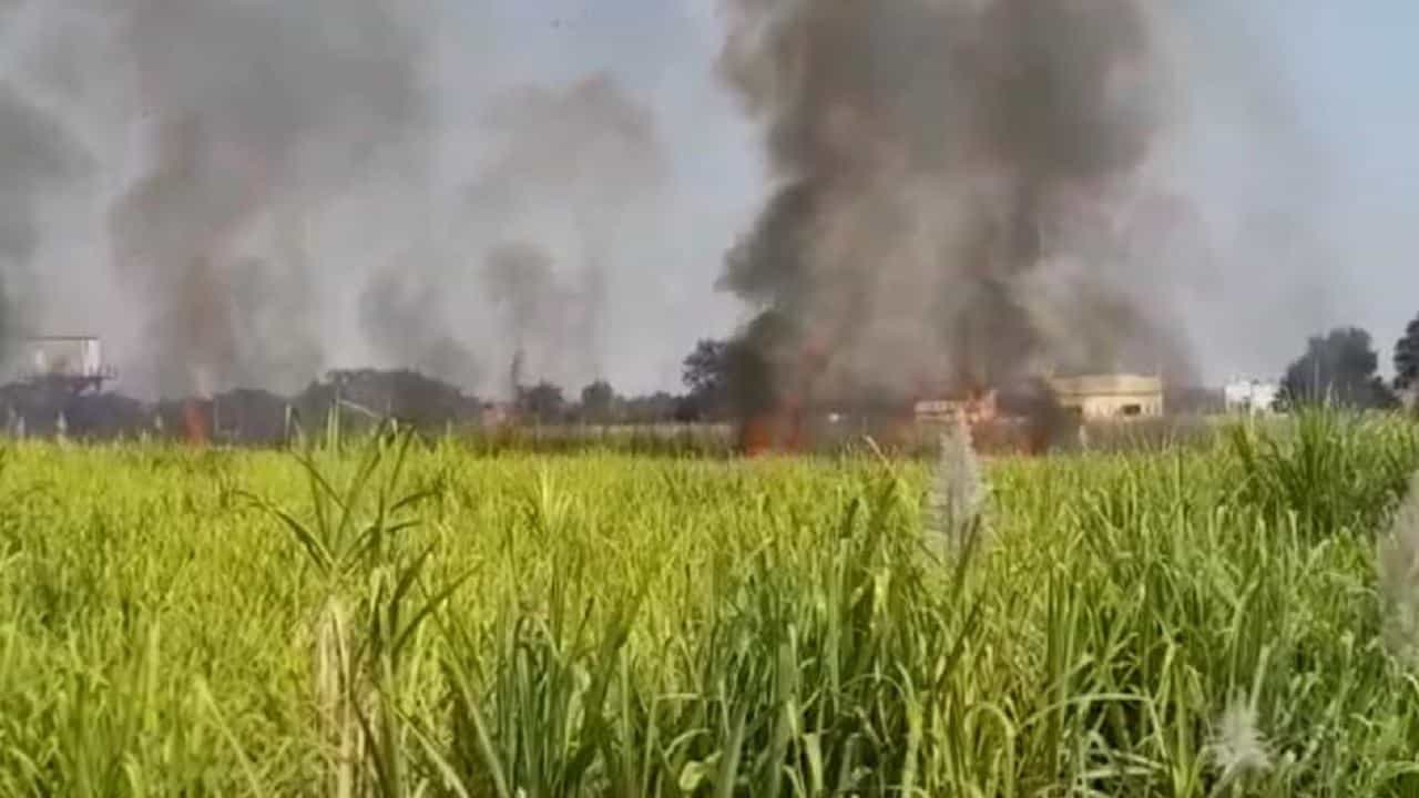 लातूर जिल्ह्यातील हळद-वाढवणा येथे विद्युत वाहिन्यांच्या घर्षणामुळे 6 एकरातील ऊसाला आग लागल्याची घटना घडली आहे.