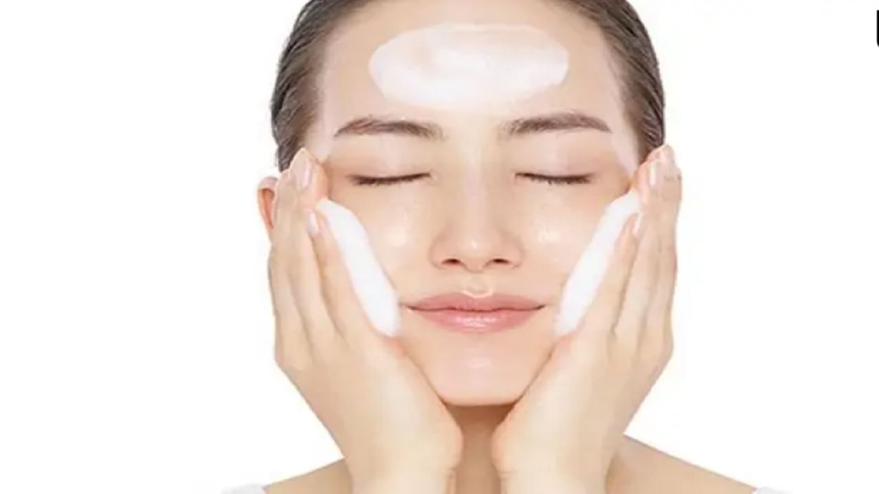 फेशियल वॅक्सिंग करण्यापूर्वी चेहरा स्वच्छ करायला कधीही विसरू नका. यासाठी तुम्ही क्लींजरची मदत घेऊ शकता. जर तुमच्याकडे क्लींजर नसेल तर चेहरा स्वच्छ करण्यासाठी फेसवॉशचाही वापर केला जाऊ शकतो. तसेच आपण यासाठी गुलाब पाण्याची देखील मदत देऊ शकता. 