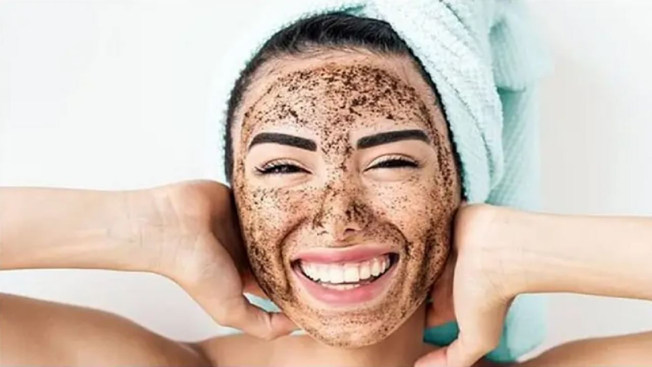 चेहरा स्वच्छ केल्यानंतर स्क्रब करायला विसरू नका. चेहऱ्यावर साचलेली घाण आणखी चांगल्या प्रकारे साफ केली जाईल. स्क्रबिंग केल्यानंतर चेहरा पुन्हा एकदा थंड पाण्याने धुवा. मात्र, जर तुमच्या चेहऱ्यावर पिंपल्सची समस्या असेल तर स्क्रबिंग करणे टाळाच. 