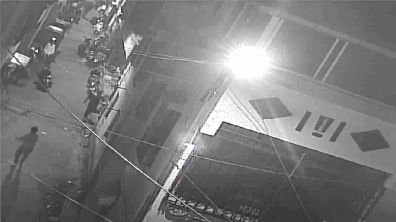 CCTV | जुन्या भांडणातून तरुणावर गोळीबार, गोळी चुकवल्याने तरुण बचावला, पुण्यातील बिबवेवाडीत थरार