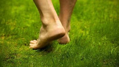 अनवाणी चालण्याचे फायदे ऐकून थक्क व्हाल, डोळ्यांपासून हृदयापर्यंत अनेक चमत्कारी बदल