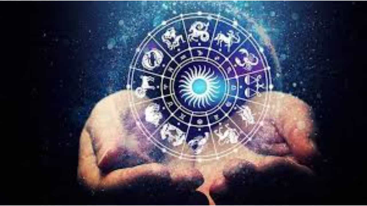 लग्नाच्या गाठी स्वर्गात बांधल्या जातात असं म्हणतात. लग्न ही गोष्ट आपल्याकडे खूप पवित्र मानली जाते. लग्न जुळवण्याची पहिली पायरी म्हणजे पत्रिका. जेव्हा मुला मुलींच्या पत्रिका जुळतात तेव्हा गोष्टी पुढे जातात. प्रत्येक राशीचा आपला असा स्वभाव असतो आणि त्या त्या राशीची व्यक्ती ही त्या त्या राशीच्या स्वभावगुणधर्मानुसार वागत असते. आता कोणती रास कशी आहे? हे लक्षात घेतलं तर कोणत्या राशीचं कोणत्या राशीसोबत जुळणं कठीण आहे हे समजणे सोपे आहे. राशीचक्रातील या दोन राशी बोहल्यावर एकत्र म्हणजे गृहकलहाची हमखास खात्री असते.