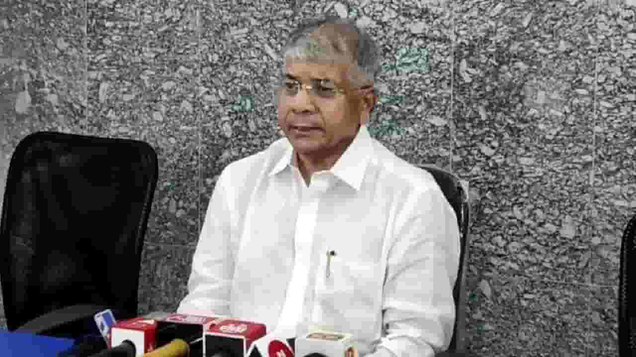 हिजाबवरून प्रकाश आंबेडकरांचा भाजपावर निशाणा