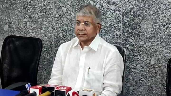 हिजाबवरून प्रकाश आंबेडकरांचा भाजपावर निशाणा हिजाबवरून प्रकाश आंबेडकरांचा भाजपावर निशाणा