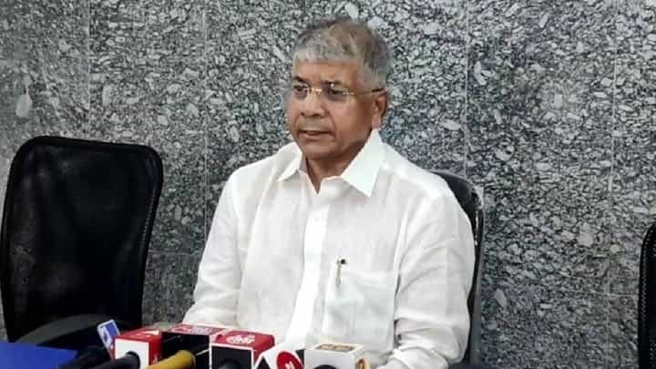 हिजाबवरून प्रकाश आंबेडकरांचा भाजपावर निशाणा हिजाबवरून प्रकाश आंबेडकरांचा भाजपावर निशाणा