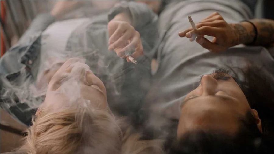 द टे‍लीग्राफ यांच्या रिपोर्टनुसार सिगारेट सोडल्यानंतर 8 घंटे झाल्यावर जेव्हा एखादी व्यक्ती अनेक वर्षापासून सिगारेट ओढत आहे आणि काही दिवसात तो जर सिगारेट बंद करण्याचा प्रयत्न करत असेल तर अशा वेळी त्याच्या शरीरावर एकदमच धूम्रपान सोडल्याचा परिणाम जाणवू लागतो. जेव्हा आपल्याला सिगारेट सोडून आठ तास होतात तेव्हा आपल्या शरीरातील रक्त असते, तर रक्तामध्ये निकोटिन आणि कार्बन मोनॉक्साईड साईडची मात्रा कमी होऊन जाते. या कारणामुळे सिगारेट ओढणाऱ्या व्यक्तींना मांस पेशी आणि मस्तिष्कशी निगडित अनेक समस्या त्रास देऊ लागतात. 8 तासानंतर तुम्हाला सिगारेट ओढण्याची खूपच तीव्र इच्छा होईल आणि जर तुम्हाला अशा प्रकारची तलब लागली तर तुम्ही 5 ते 10 मिनिटं थांबून एखाद्या च्वुइंगम खाऊ शकता.