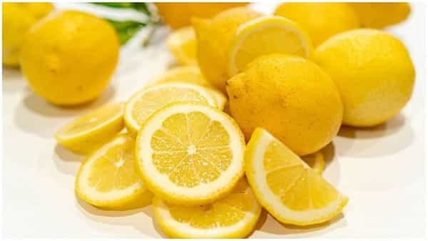 लिंबू : लिंबामध्ये असे अनेक गुणधर्म असतात, ज्यामध्ये पोटाच्या विविध समस्या दूर करण्याची क्षमता असते. तुम्हाला जर फूड पॉयझनिंगची लक्षणे जाणवत असल्यास अर्धे लिंबू आणि थोडे काळे मीठ एक ग्लास पाण्यात मिसळून घेतल्यास आराम मिळतो. लिंबाच्या सेवनाने फूड पॉयझनिंग बॅक्टेरिया नष्ट होतात.