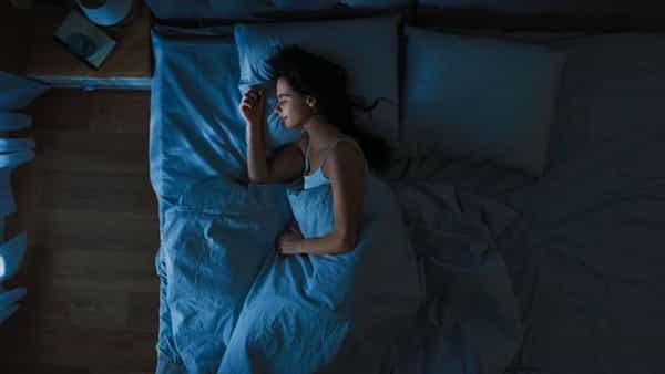 तुम्हाला रात्री लवकर झोप(sleep) लागत नसेल, झोप लागण्यासाठी तुम्ही प्रयत्न करत असाल यासाठी एका कुस कडून दुसर्या कुसकडे जात असाल तर नेहमी प्रयत्न(trying to sleep) करत राहा की 8 ते 10 तास आवश्यक होते असे केल्याने तुमची झोप पूर्ण होईल आणि सकाळी उठल्यावर तुम्हाला फ्रेश(fresh) सुद्धा वाटू लागेल.