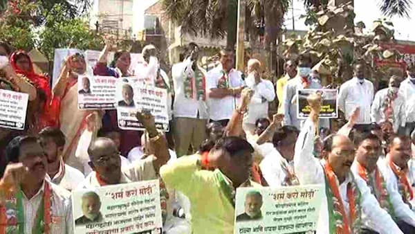 पंतप्रधानांच्या वक्तव्याविरोधात औरंगाबादेत निदर्शने, मुकुंदवाडीतील शिवरायांच्या पुतळ्यासमोर काँग्रेसची घोषणाबाजी