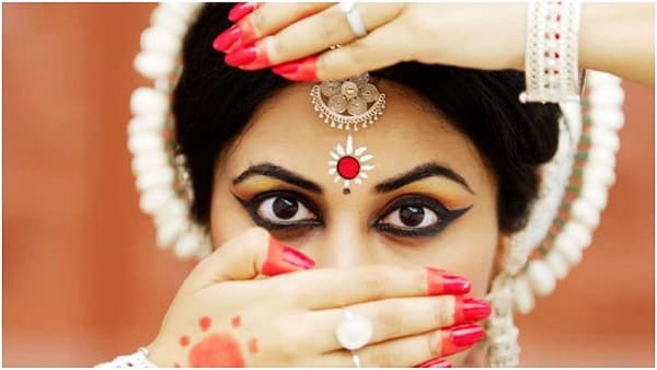 बिंदिया चमकेगी.. ! जाणून घ्या कपाळावर कुंकू आणि टिकली लावण्याचे फायदे आणि त्यामागील वैज्ञानिक कारण…