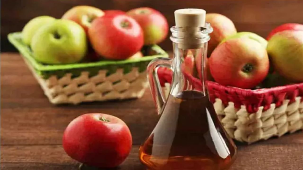 कोंडा दूर करण्यासाठी तुम्ही बेकिंग सोडा आणि सफरचंद सायडर व्हिनेगर वापरू शकता. एका वाडग्यात, 2 चमचे सफरचंद सायडर व्हिनेगर आणि पाणी मिसळा. त्यात 2 चमचे बेकिंग सोडा मिसळून हेअर पॅक बनवा.