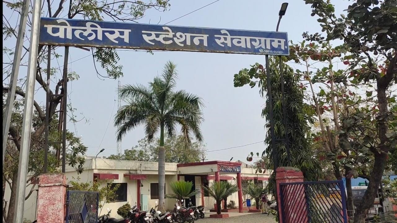 Wardha Attack : 'साहब, कितना भी मार लो लेकीन झुकेगा नही.. साला..!!' वर्धेचा अल्पवयीन पुष्पा पोलिसांच्या ताब्यात Wardha Attack : 'साहब, कितना भी मार लो लेकीन झुकेगा नही.. साला..!!' वर्धेचा अल्पवयीन पुष्पा पोलिसांच्या ताब्यात