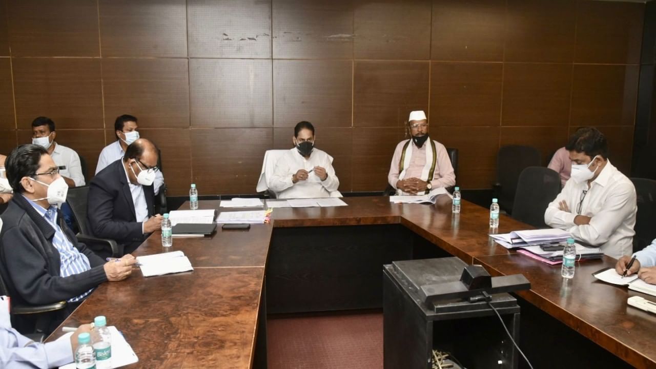 सिल्लोड, सोयगाव तालुक्यांतील विजेची समस्या मार्गी लागणार; ऊर्जामंत्र्यांकडून दखल, अधिकाऱ्यांना दिले निर्देश सिल्लोड, सोयगाव तालुक्यांतील विजेची समस्या मार्गी लागणार; ऊर्जामंत्र्यांकडून दखल, अधिकाऱ्यांना दिले निर्देश
