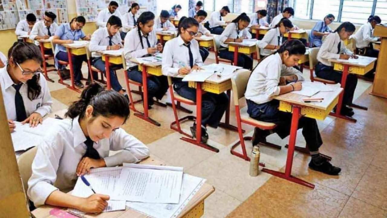 CBSE Exam : सीबीएसई बोर्ड दहावी, बारावी दुसऱ्या टर्मची परीक्षा ऑफलाईन, परीक्षेची तारीख काय?