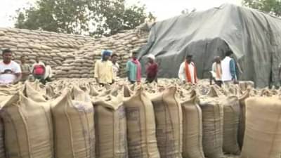 सुविधांपेक्षा अडचणी अधिक : हमीभाव केंद्रावरच नाही पैशाची हमी, शेतकरी सावकाराच्या दारात