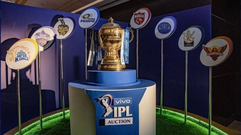 IPL टी-20 लीग स्पर्धेला 2008 मध्ये सुरुवात झाली. त्यावेळी लीग मध्ये फक्त आठ संघ होते. यंदा मात्र दहा टीम्स आहेत. जुन्या संघांशिवाय दोन नवीन संघ आयपीएलमध्ये दाखल झाले आहेत. आयपीएलमधल्या संघांची मालकी कोणाकडे आहे? त्या बद्दल जाणून घ्या सर्वकाही. 