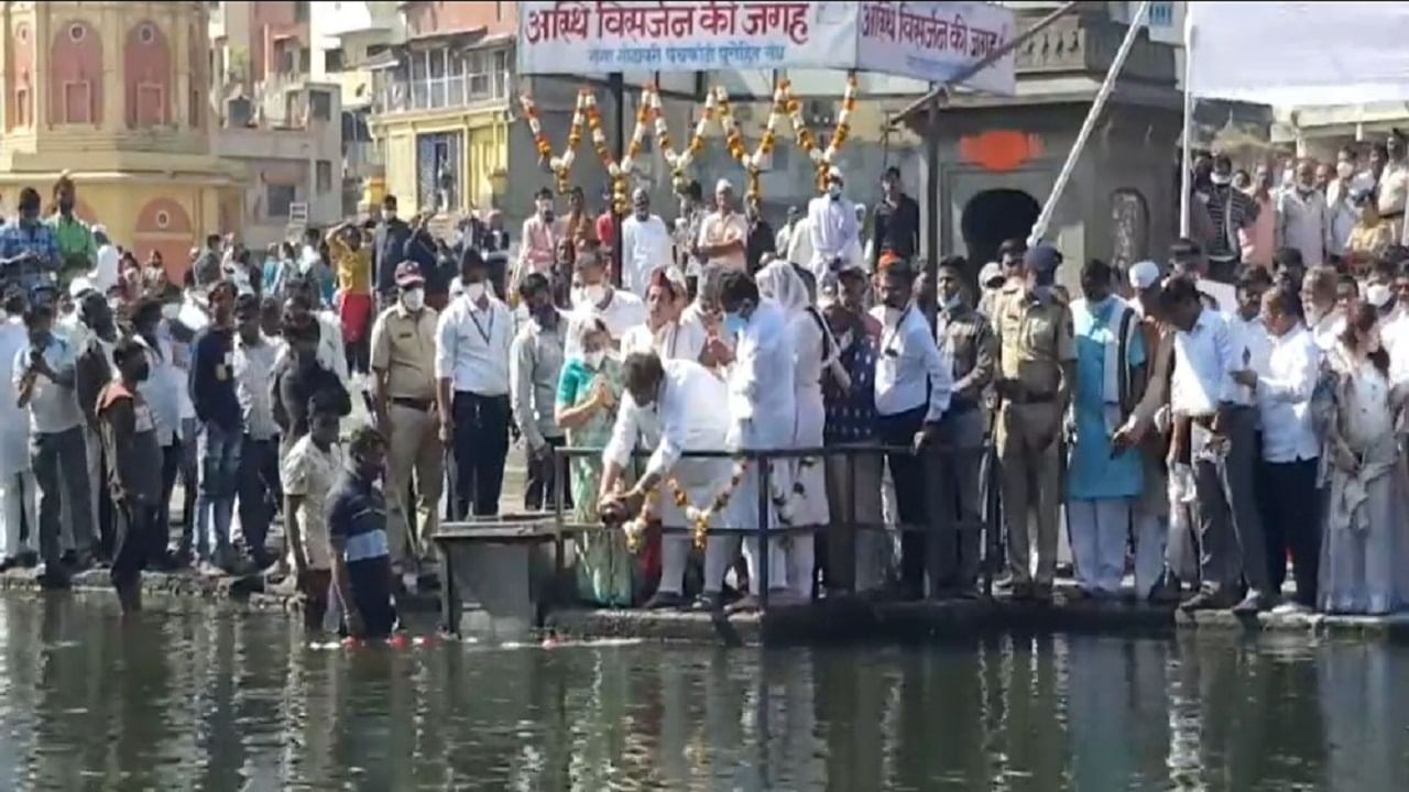 LataDidi | लतादीदींच्या अस्थींचे नाशिकमधील रामकुंडात विसर्जन; रसिकांची तोबा गर्दी!